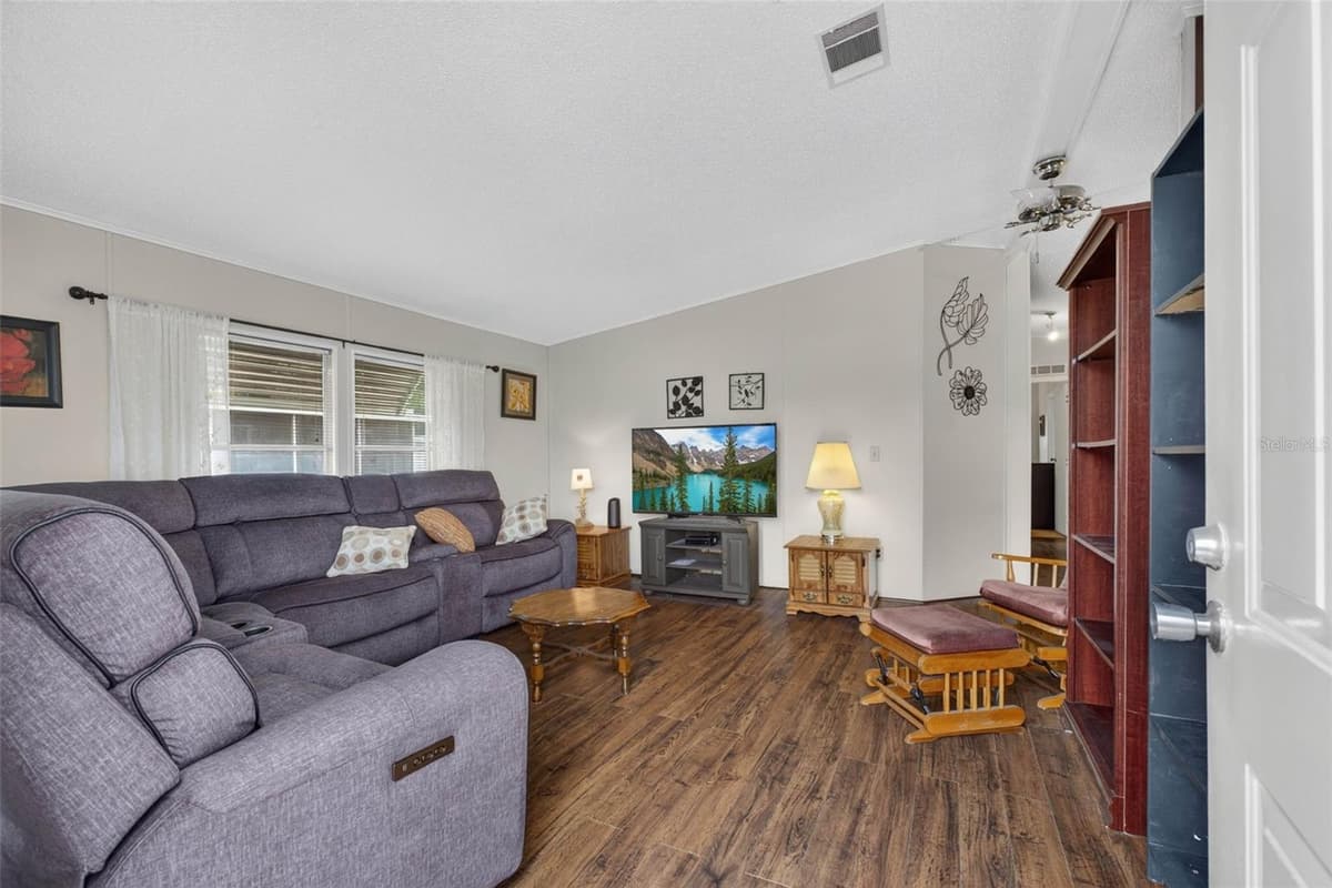 39200 OLA AVENUE — photo 7 of 49