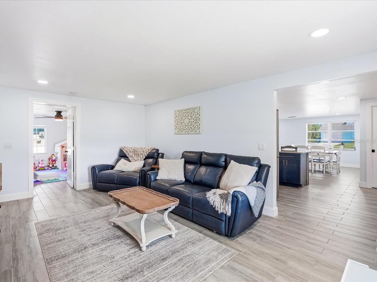 13641 DRYSDALE AVENUE — photo 14 of 37