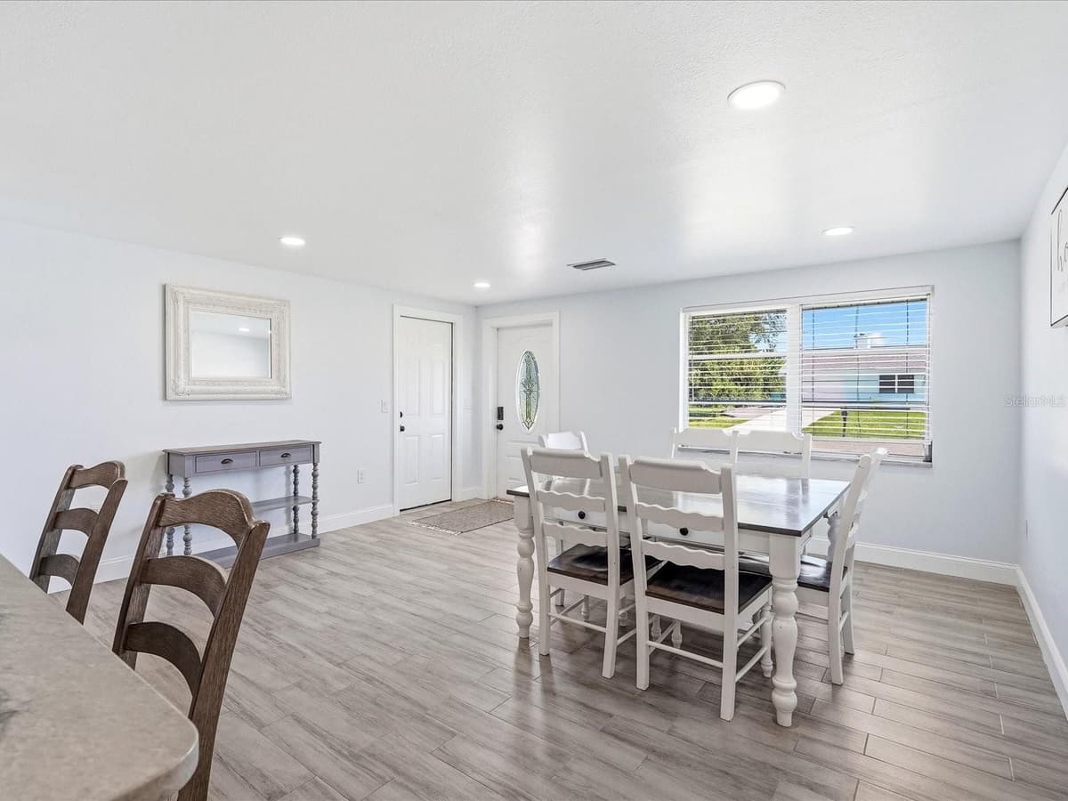 13641 DRYSDALE AVENUE — photo 13 of 37