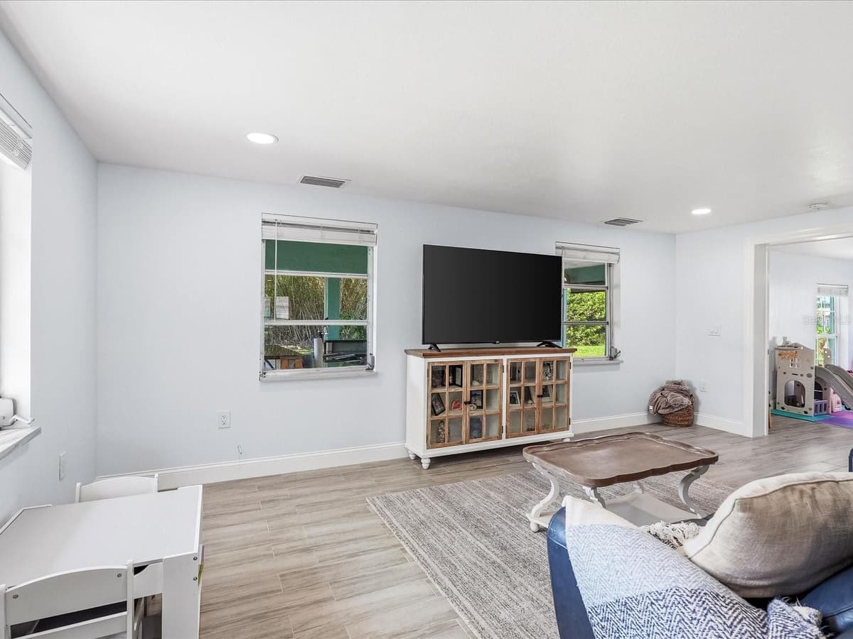 13641 DRYSDALE AVENUE — photo 16 of 37