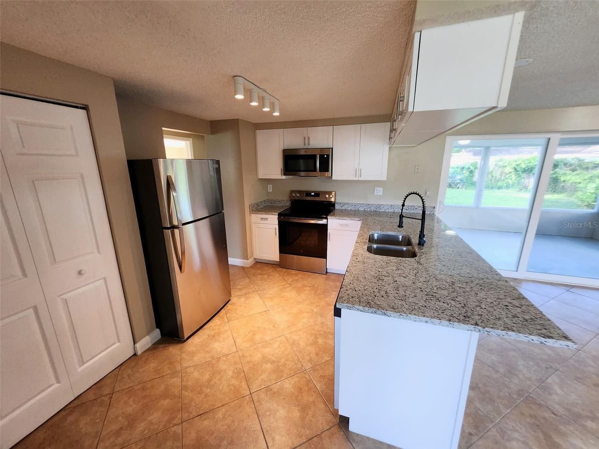 7146 CARMEL AVENUE — photo 9 of 38