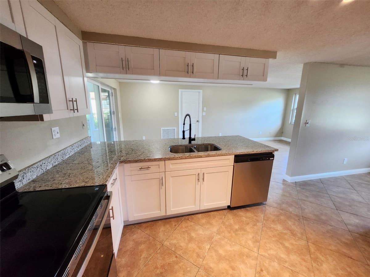 7146 CARMEL AVENUE — photo 11 of 38