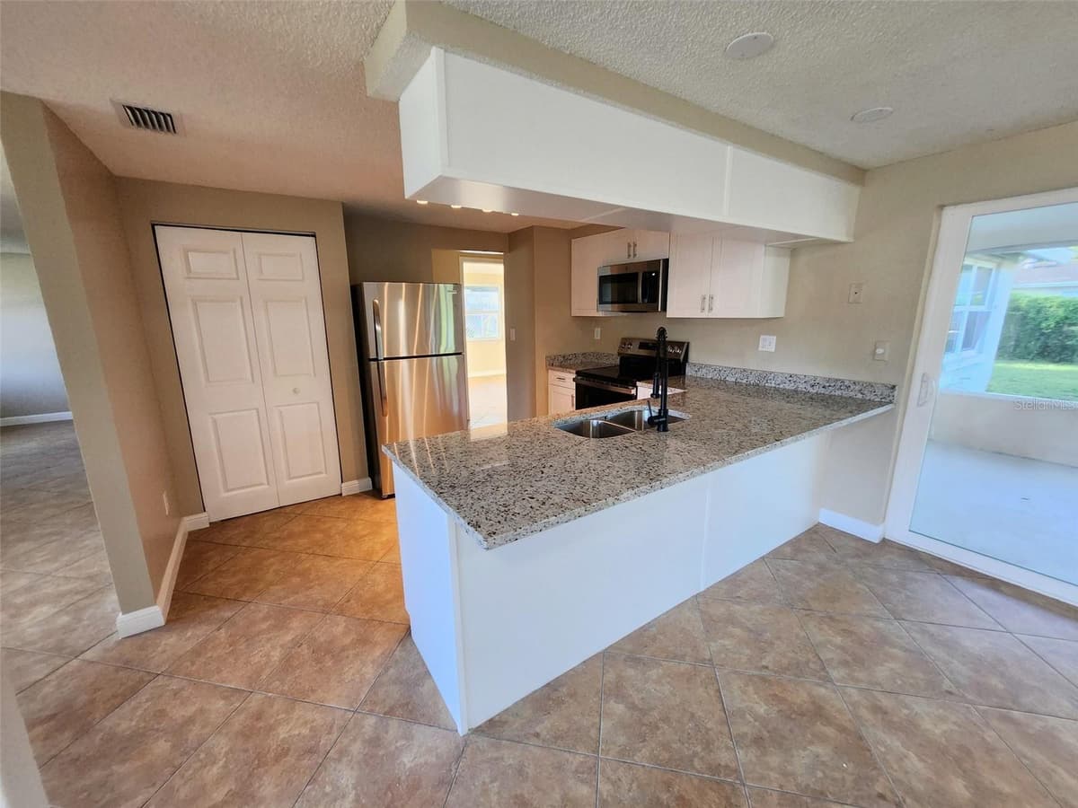 7146 CARMEL AVENUE — photo 10 of 38