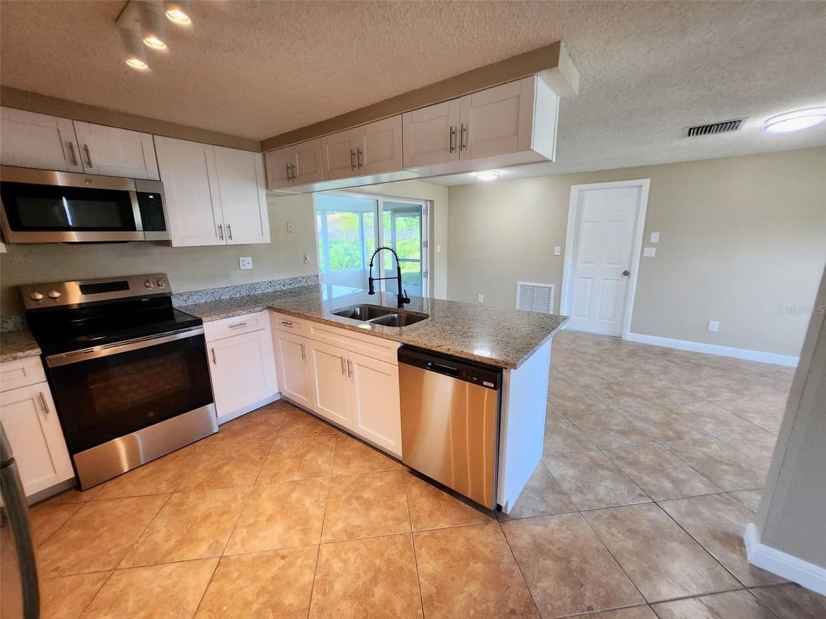 7146 CARMEL AVENUE — photo 12 of 38