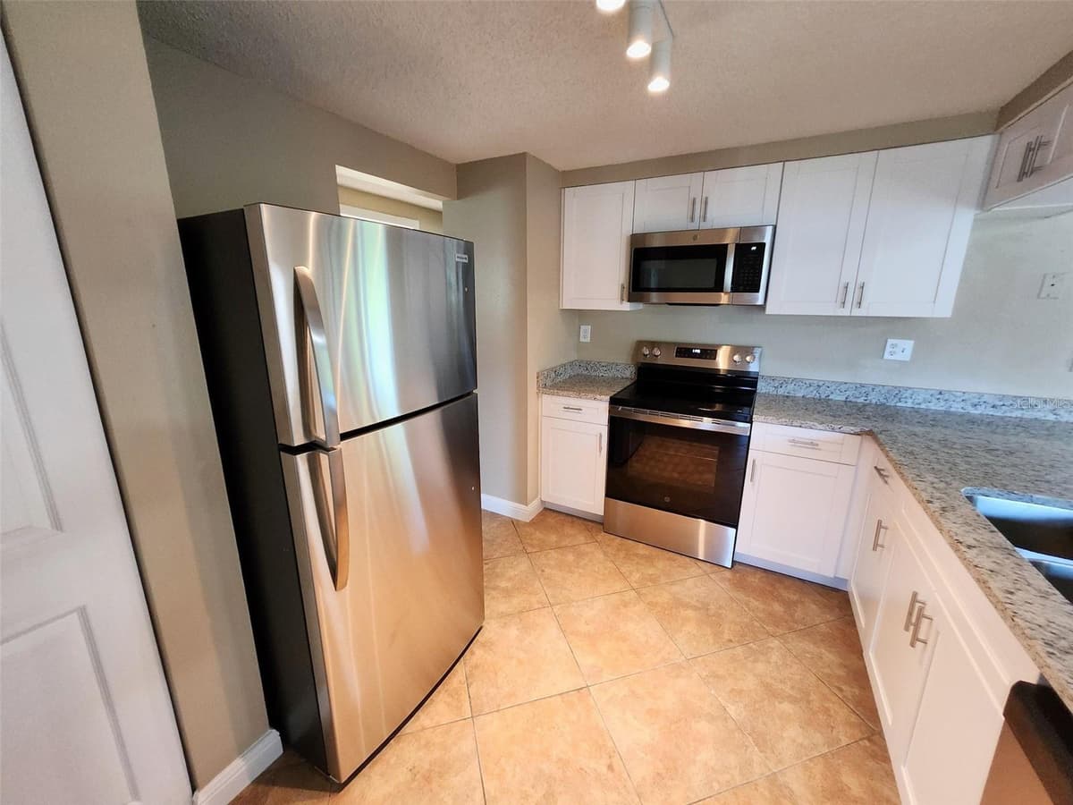 7146 CARMEL AVENUE — photo 3 of 38
