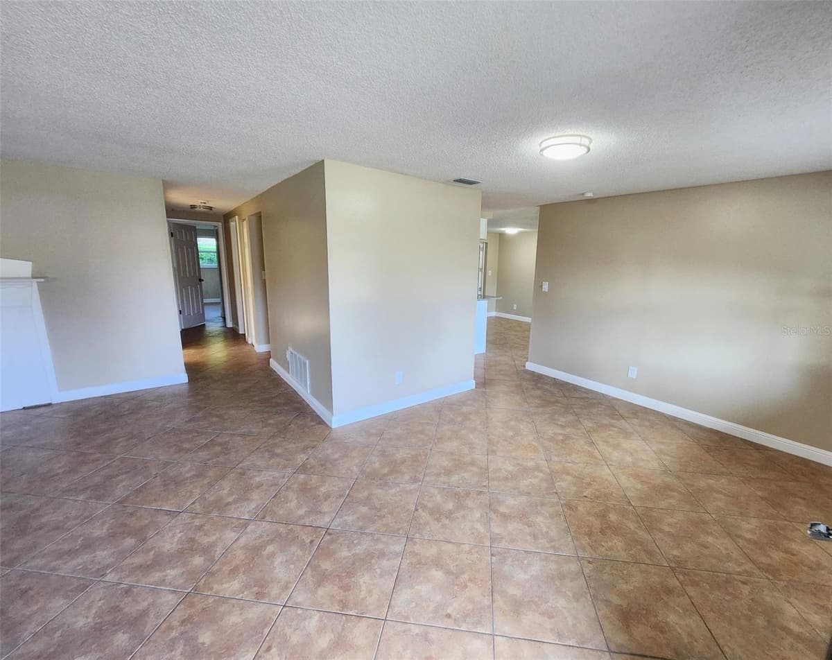 7146 CARMEL AVENUE — photo 6 of 38