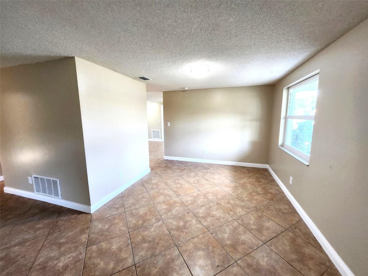 7146 CARMEL AVENUE — photo 8 of 38