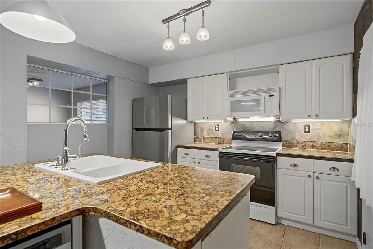 10145 BLUFF COURT — photo 17 of 45
