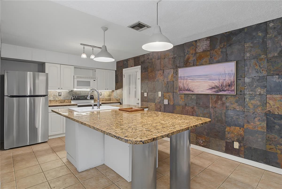 10145 BLUFF COURT — photo 15 of 45