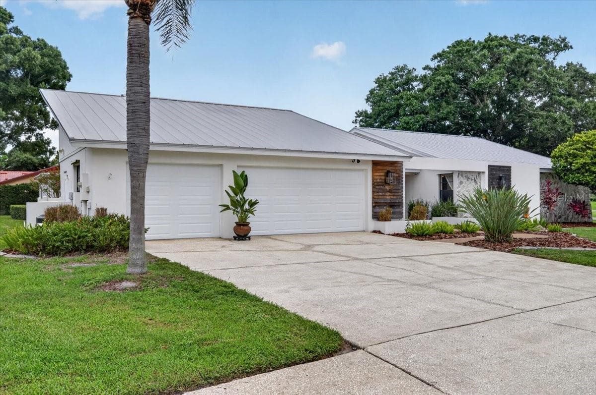 2862 SHADY OAK COURT — photo 2 of 62