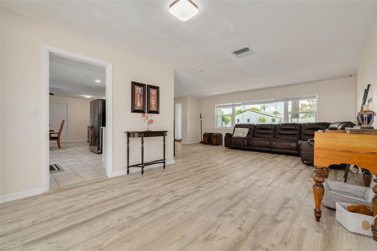 8960 140TH STREET — photo 7 of 39