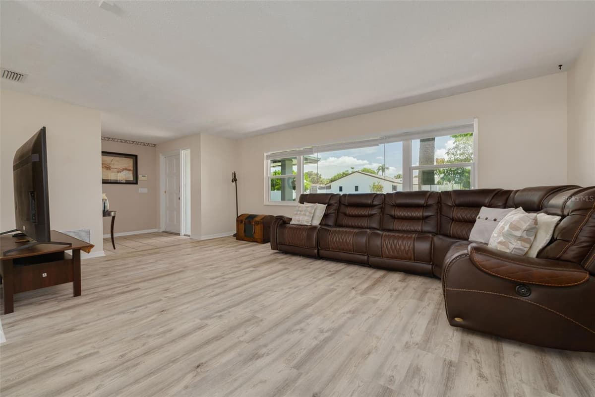 8960 140TH STREET — photo 5 of 39