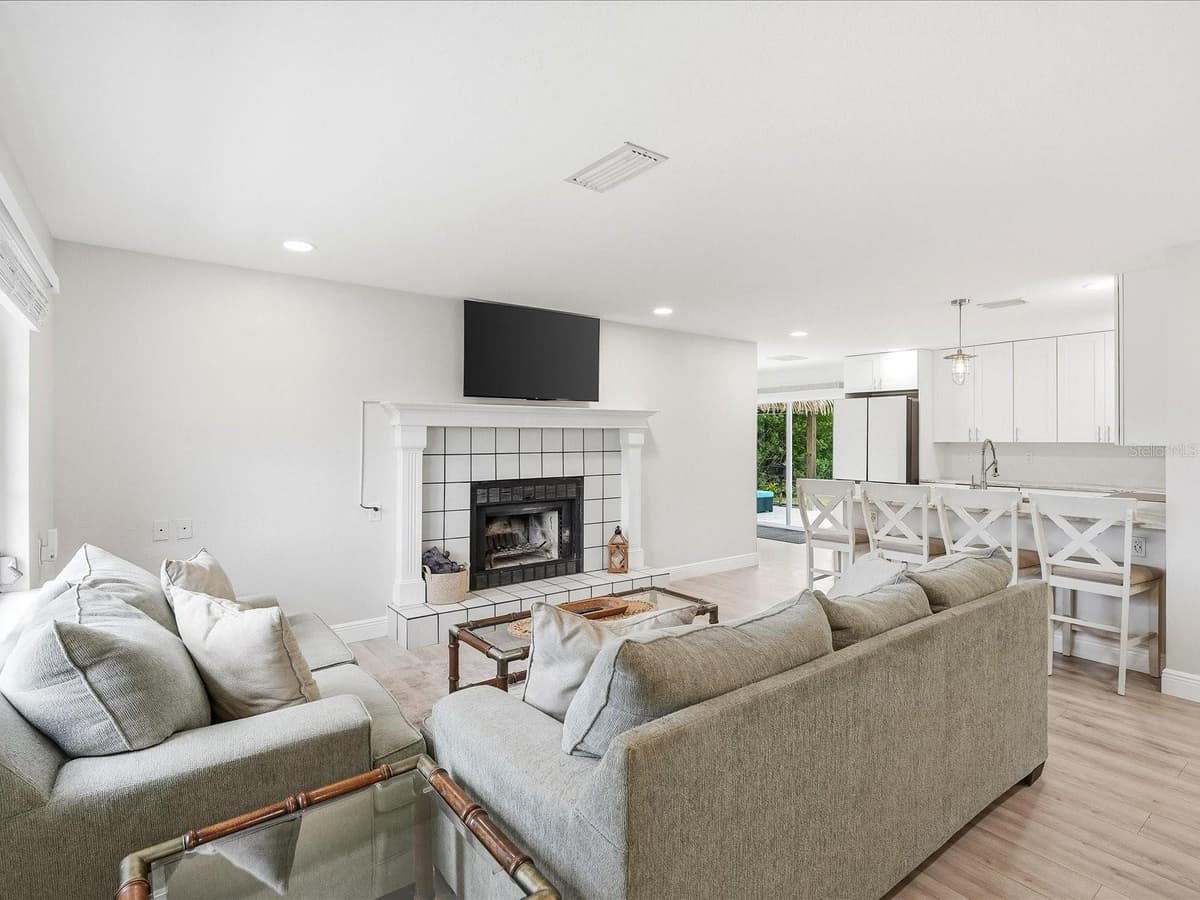 13632 DRYSDALE AVENUE — photo 8 of 34