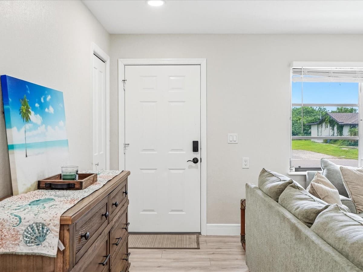 13632 DRYSDALE AVENUE — photo 5 of 34