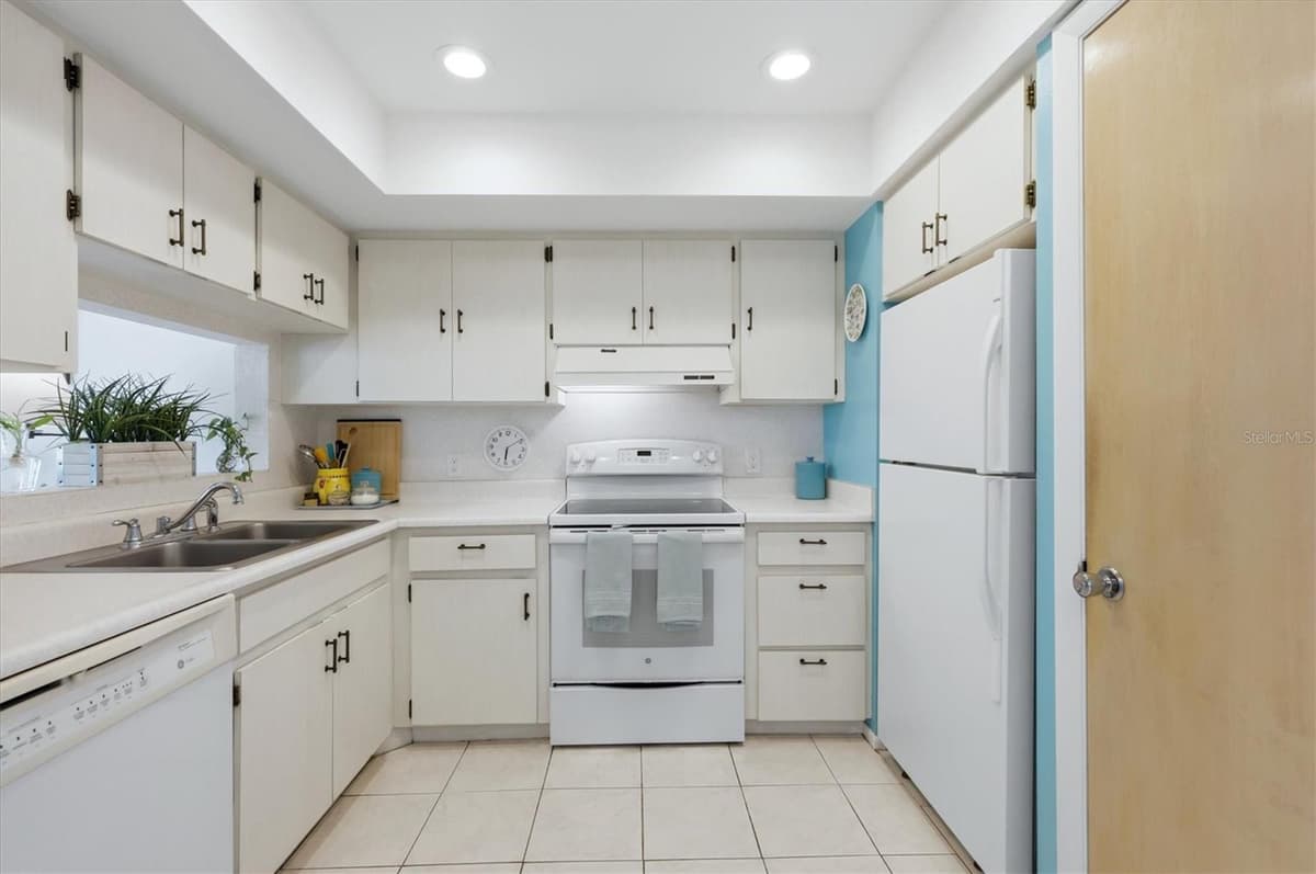 1027 BEACH MANOR CIRCLE — photo 13 of 98