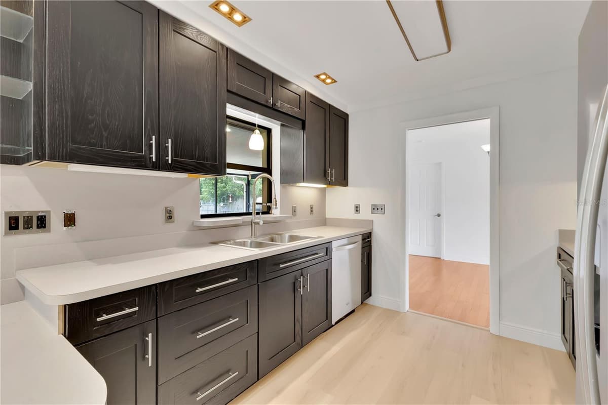 171 WILLIAMS ROAD — photo 6 of 36