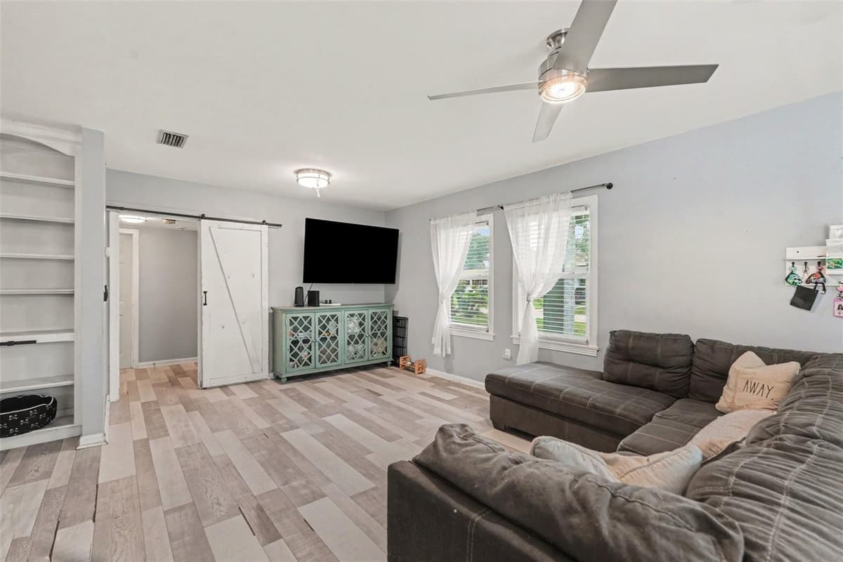 1509 BARR DRIVE — photo 5 of 22
