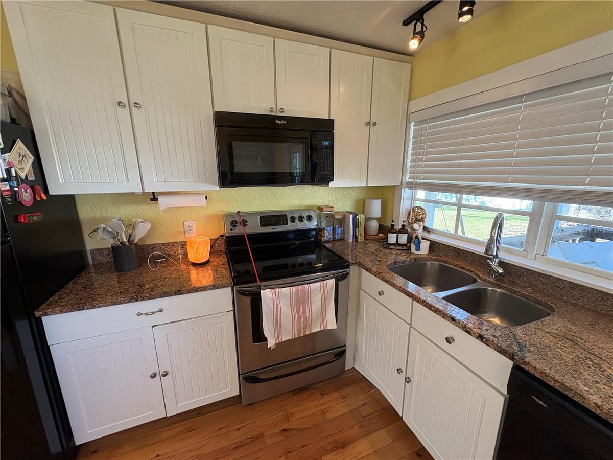 6302 ADELIA AVENUE — photo 10 of 33