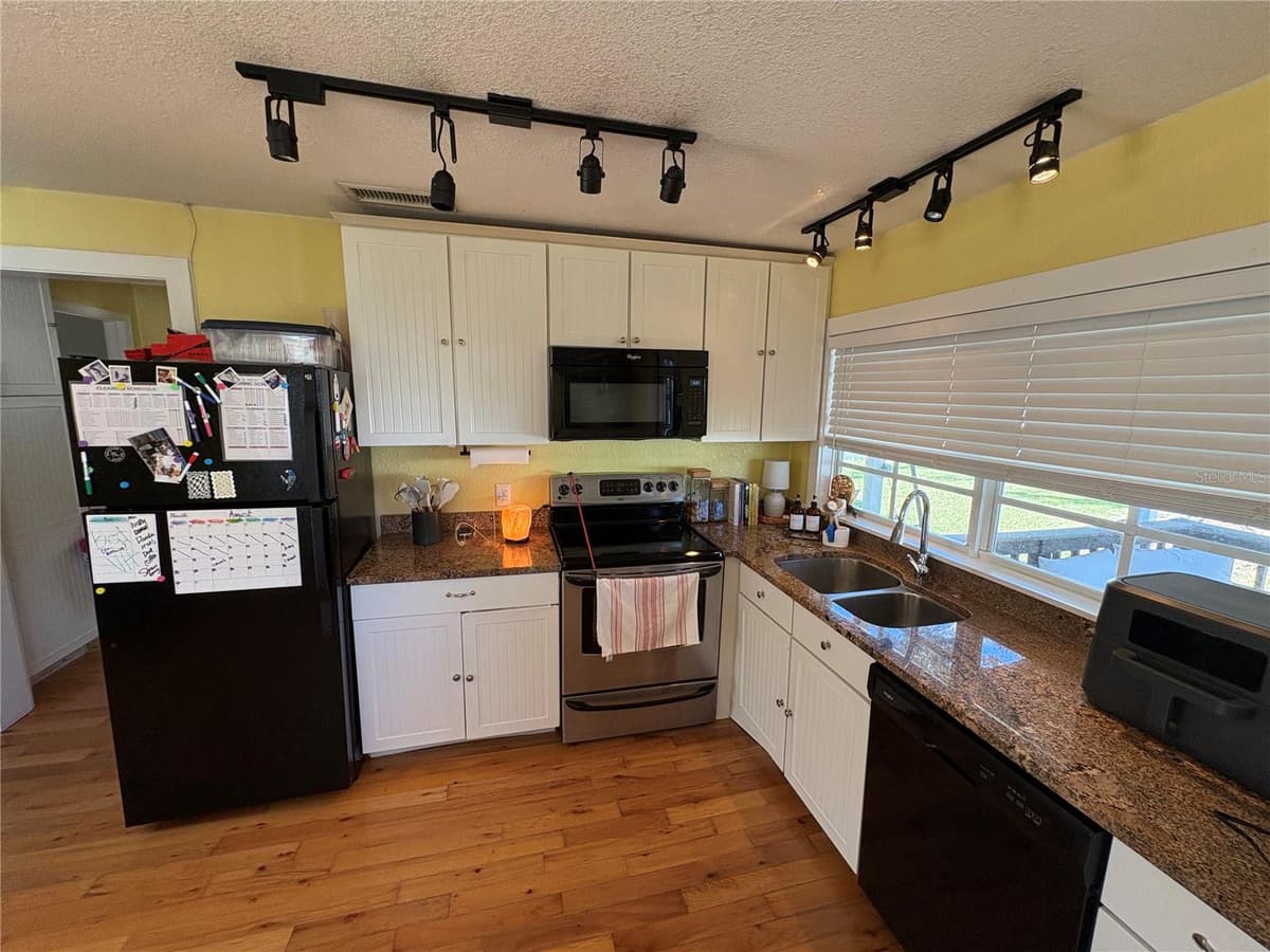 6302 ADELIA AVENUE — photo 4 of 33