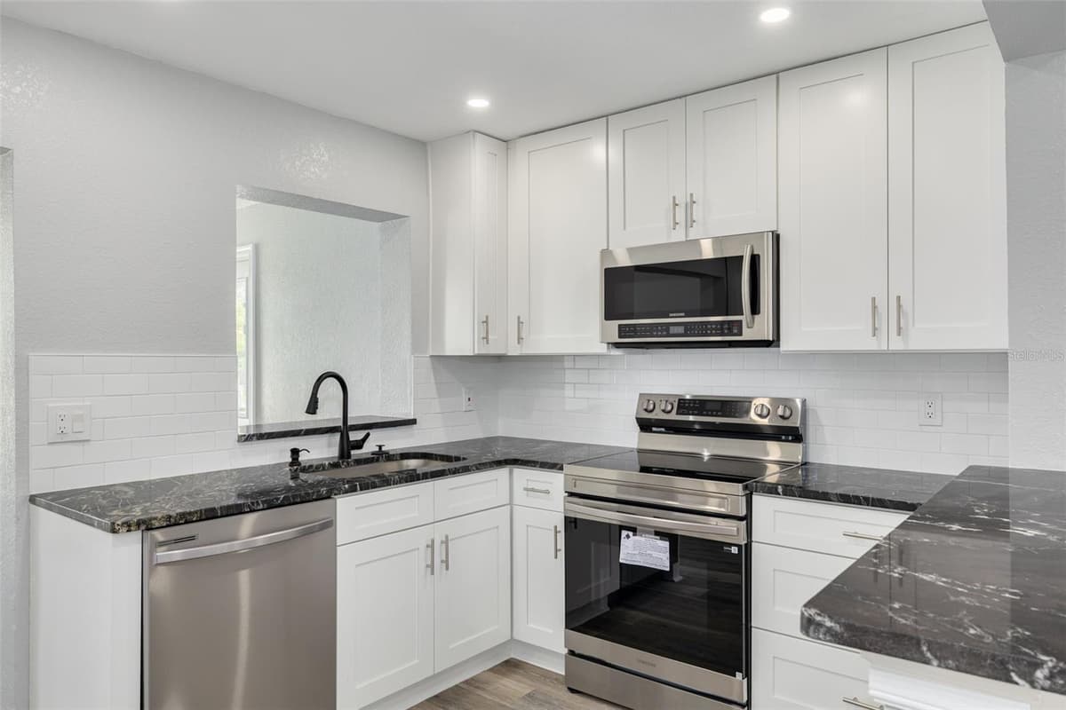 4227 HARRISBURG STREET — photo 10 of 31