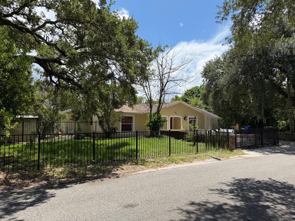711 EMORY AVENUE — photo 3 of 29