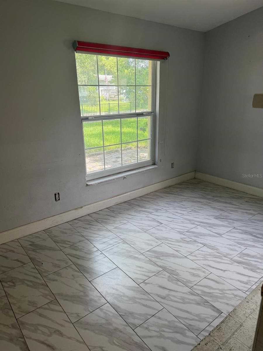 711 EMORY AVENUE — photo 13 of 29
