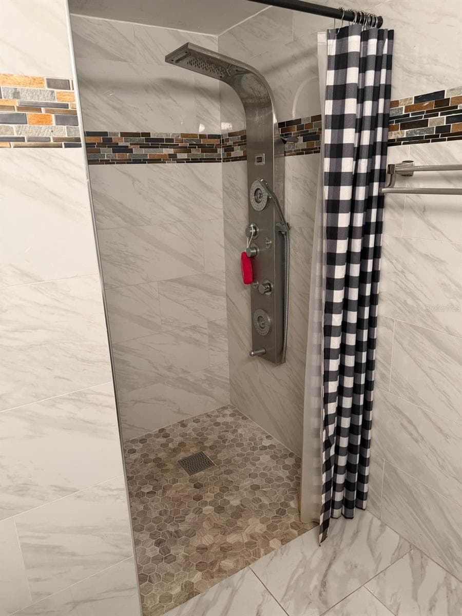 711 EMORY AVENUE — photo 10 of 29