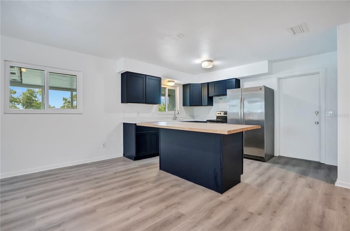 205 FERN ROAD — photo 7 of 26
