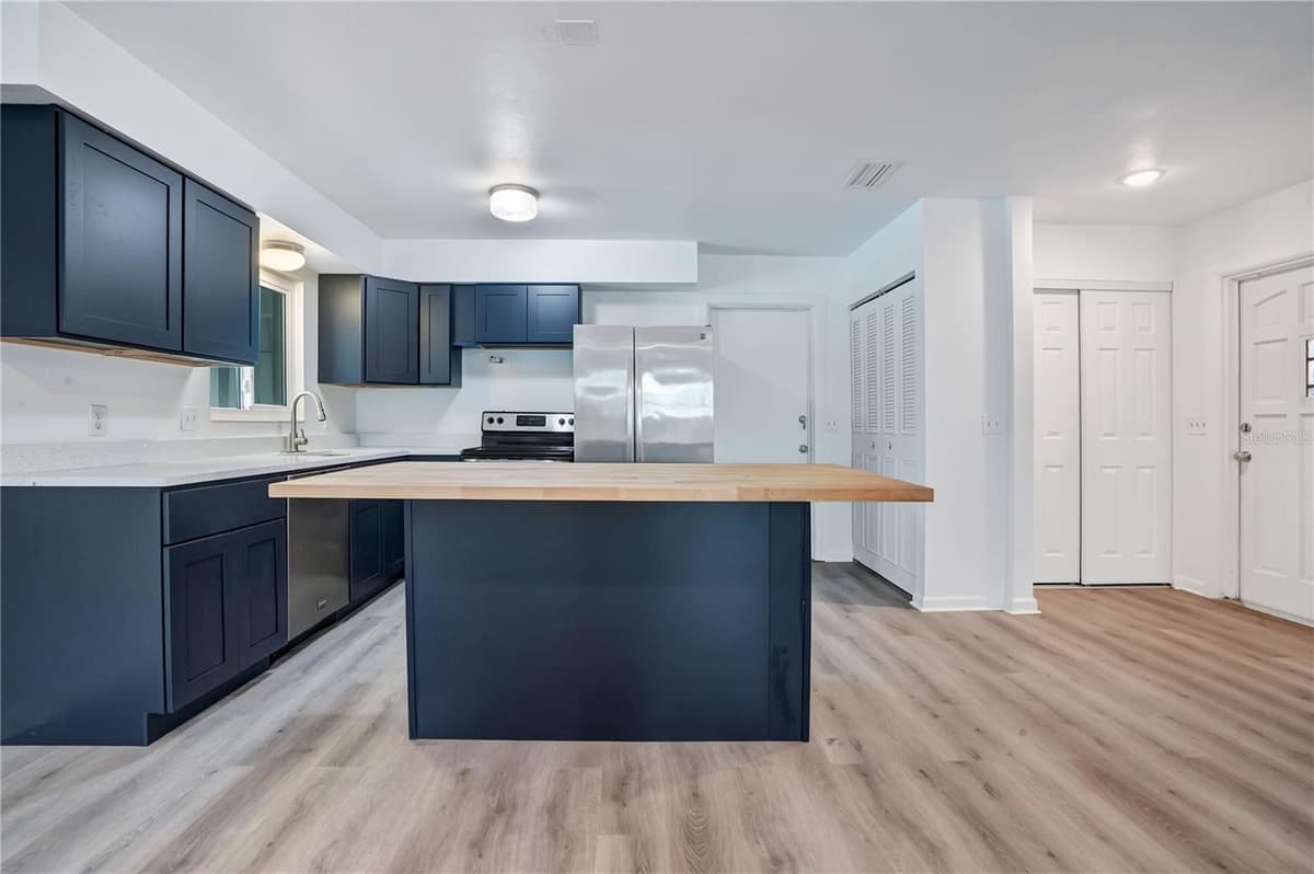 205 FERN ROAD — photo 6 of 26