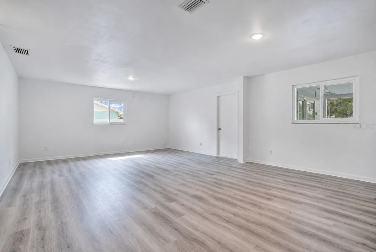 205 FERN ROAD — photo 2 of 26