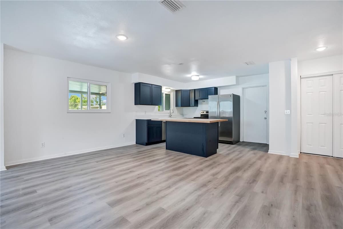 205 FERN ROAD — photo 4 of 26