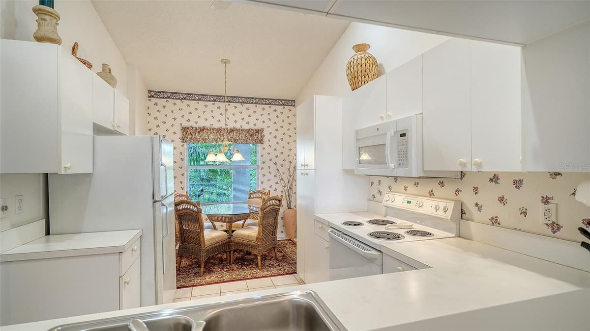 9330 CLUBSIDE CIRCLE — photo 11 of 59