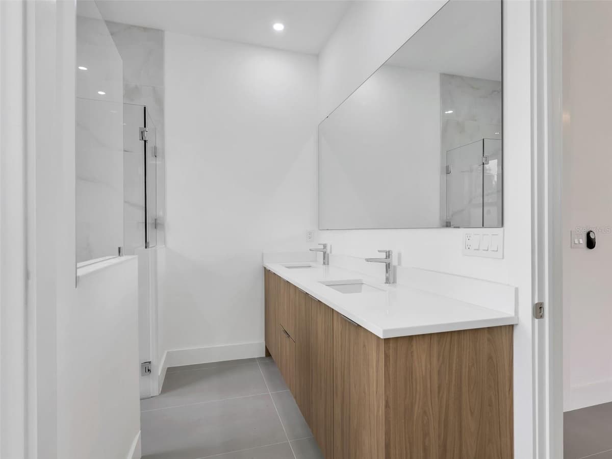 11225 CARNEGIE AVENUE — photo 17 of 28