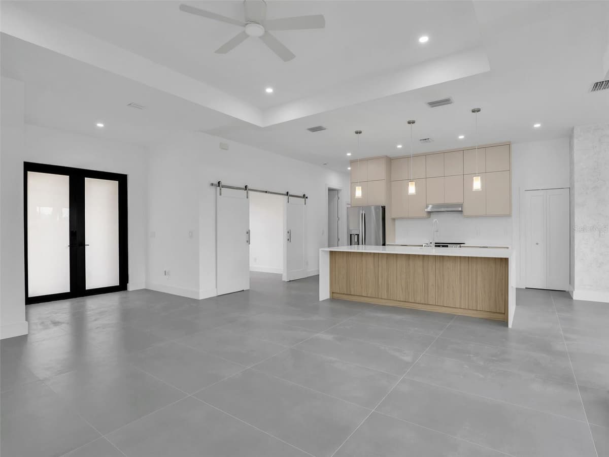 11225 CARNEGIE AVENUE — photo 5 of 28