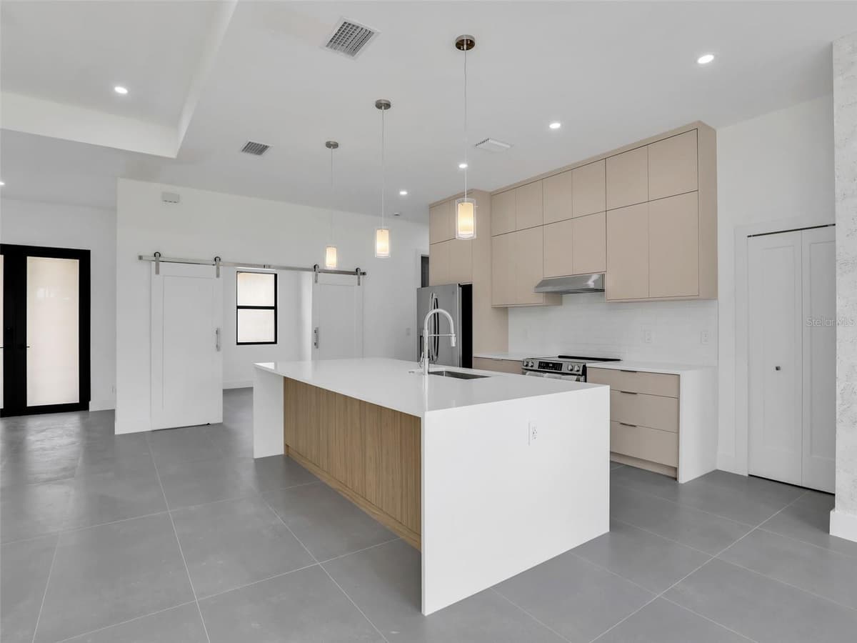 11225 CARNEGIE AVENUE — photo 11 of 28
