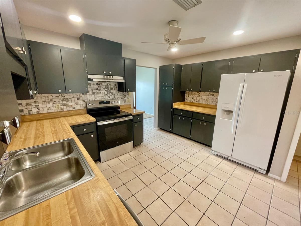 137 DRIFTING SANDS DRIVE — photo 18 of 51
