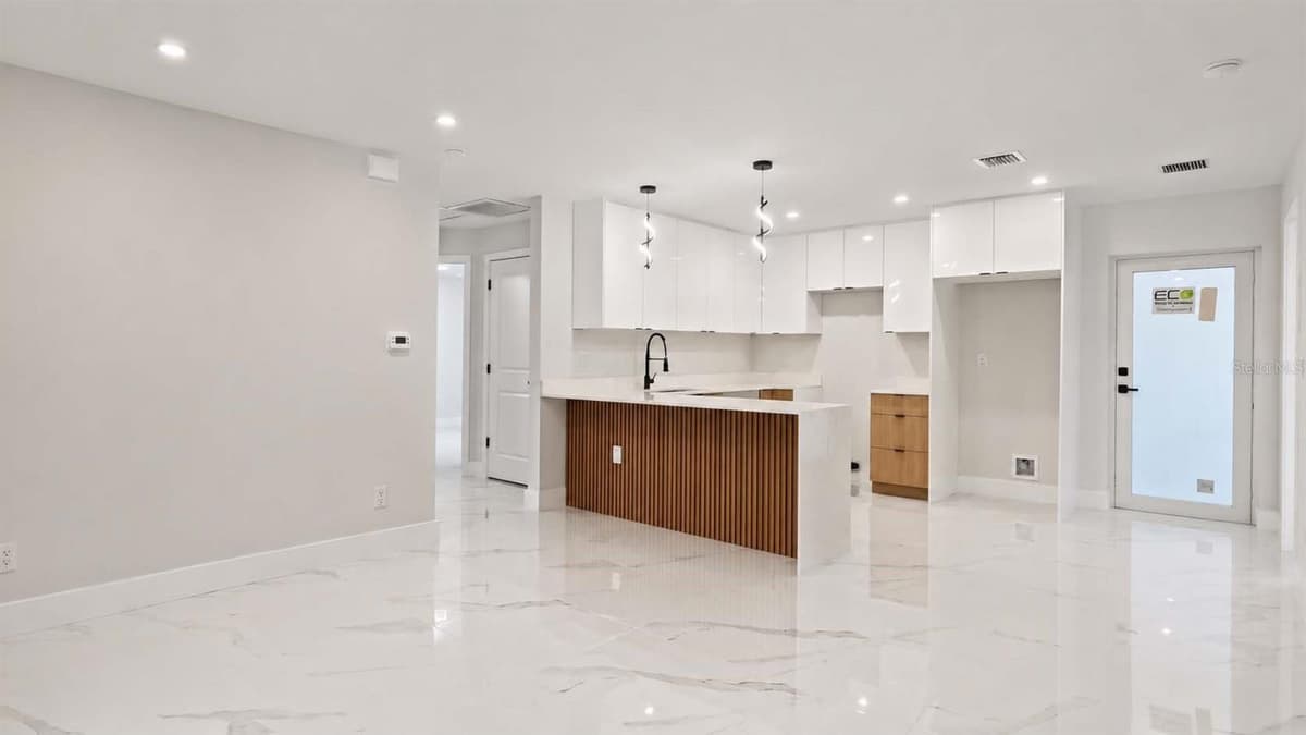 729 ANACONDA AVENUE — photo 5 of 33