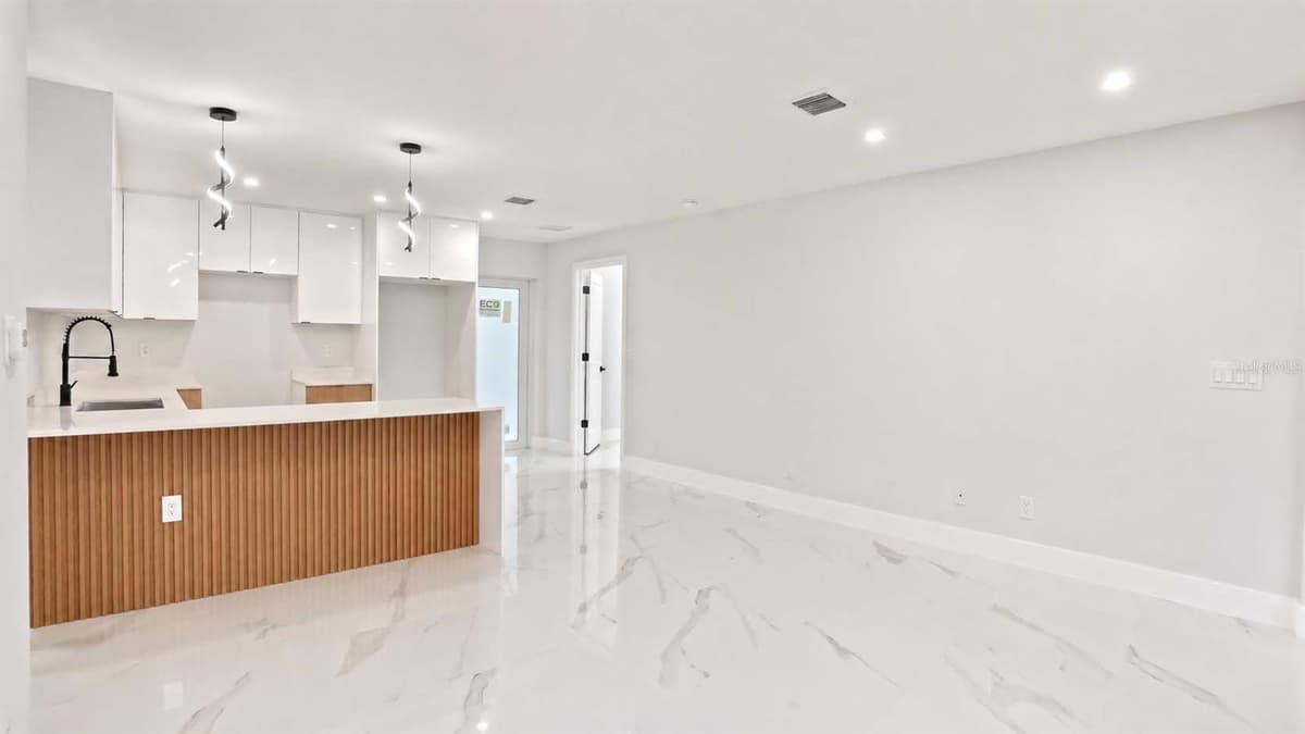 729 ANACONDA AVENUE — photo 8 of 33