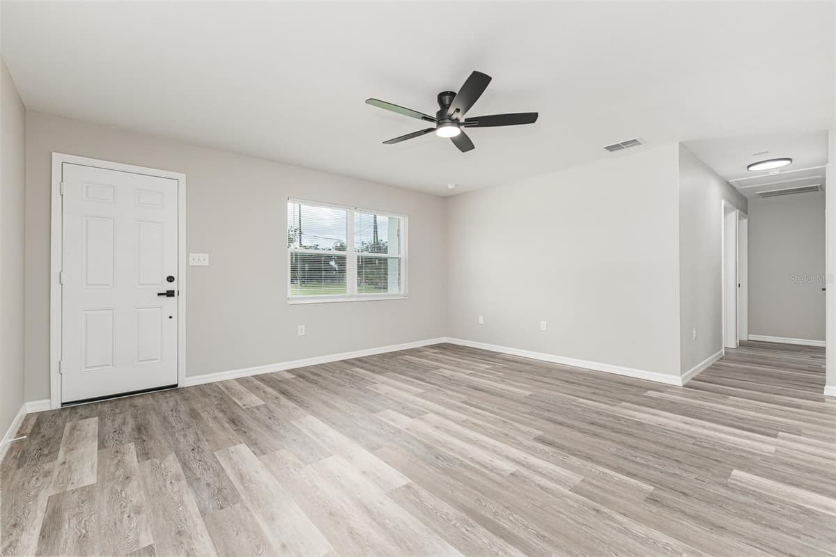 4994 HINSON AVENUE — photo 6 of 29