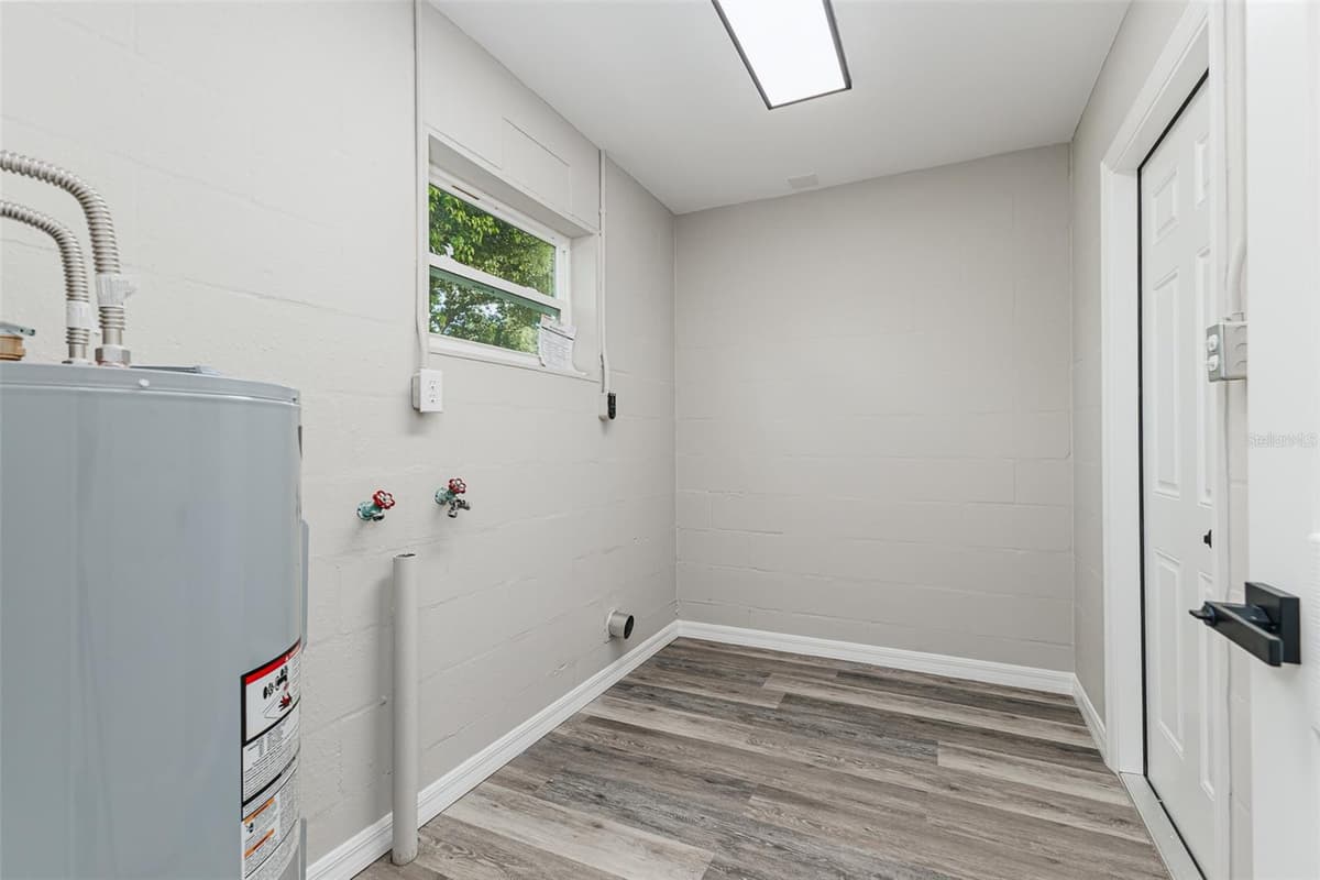 4994 HINSON AVENUE — photo 10 of 29
