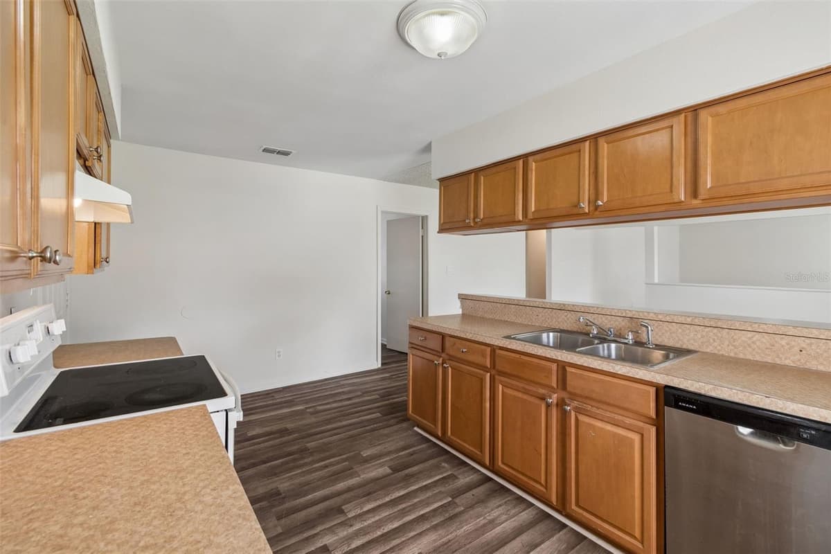 6711 INTERBAY BOULEVARD — photo 10 of 29