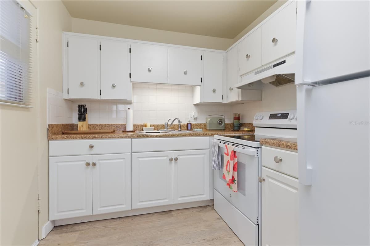 642 HARWOOD STREET — photo 19 of 98