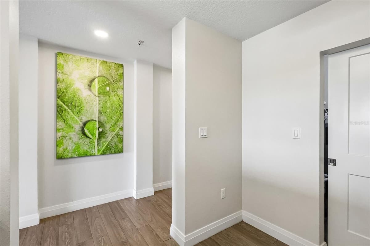 14501 GROVE RESORT AVENUE — photo 9 of 55