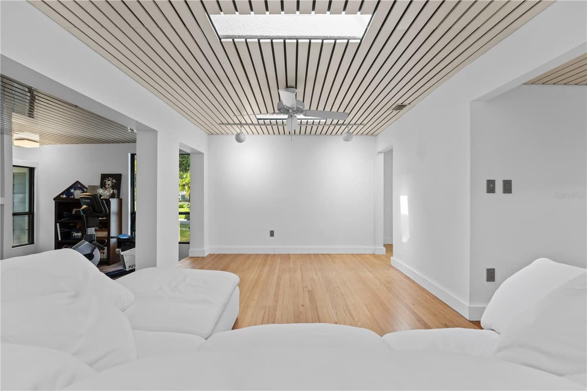 932 HYER AVENUE — photo 4 of 50