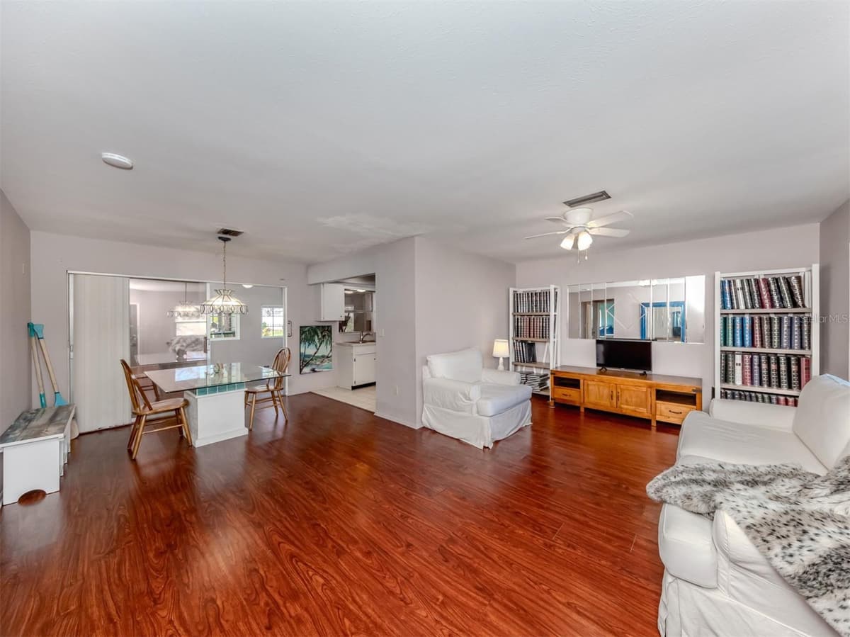 424 CENTER ROAD — photo 5 of 65