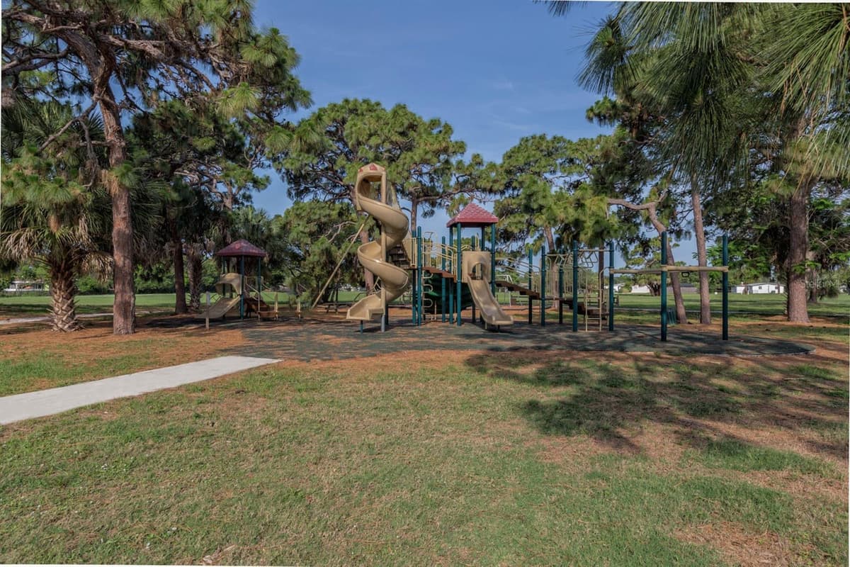 424 CENTER ROAD — photo 13 of 65