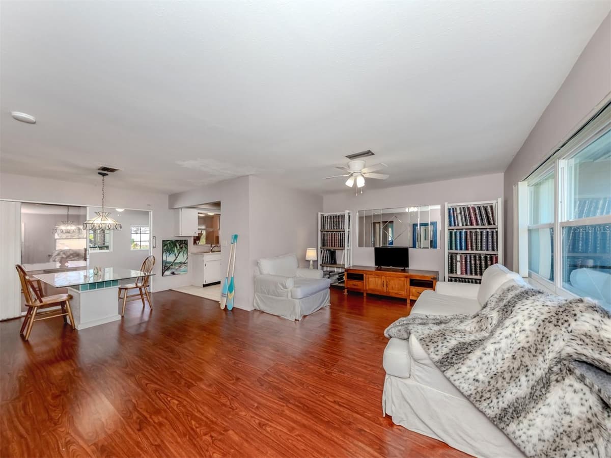 424 CENTER ROAD — photo 4 of 65