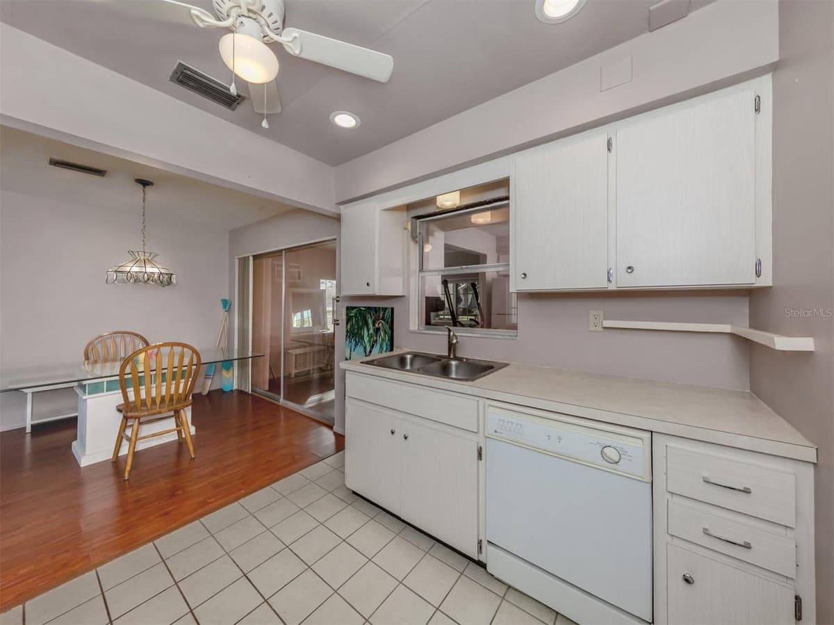 424 CENTER ROAD — photo 11 of 65