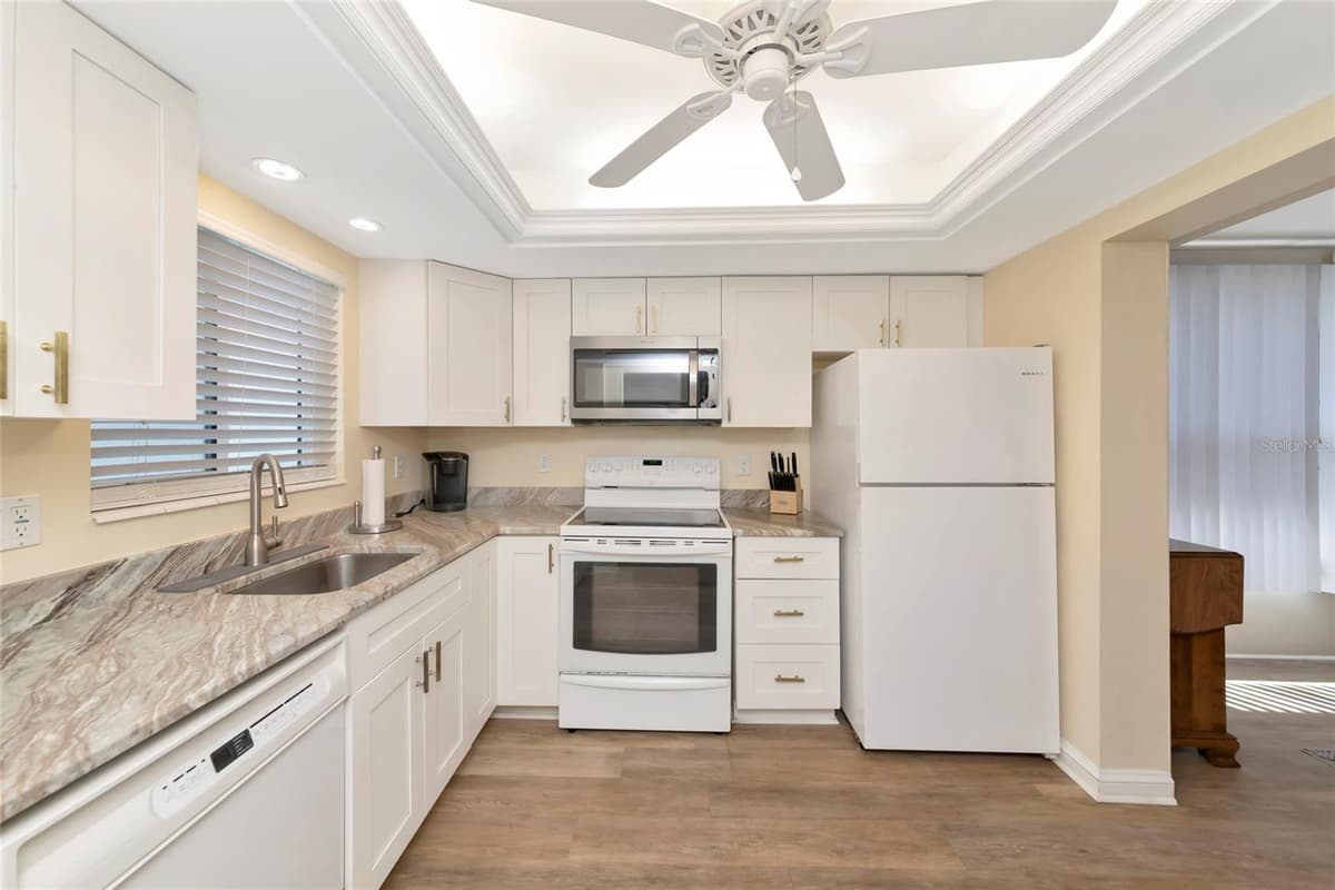 4202 SCHWALBE DRIVE — photo 10 of 39