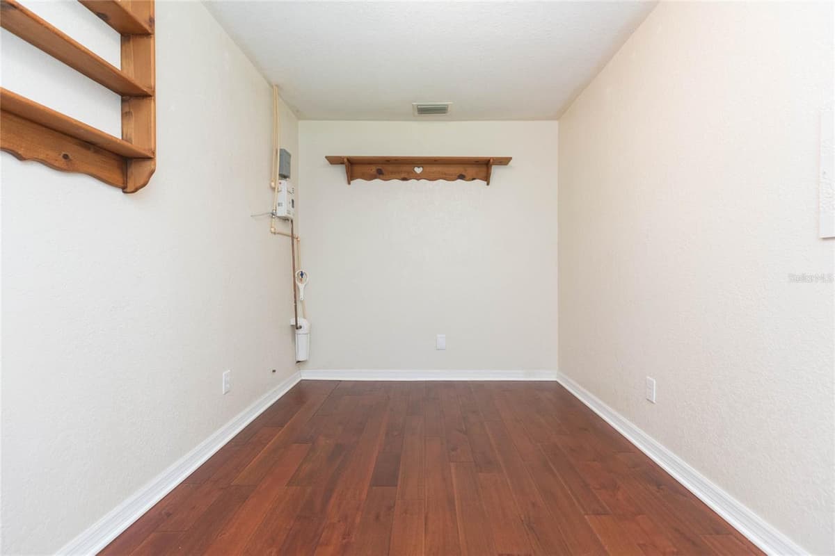8719 HANDCART ROAD — photo 14 of 63
